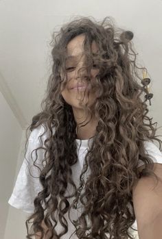 Curly Hair Inspiration, Curly Girl Hairstyles, Curly Hair With Bangs, Dream Hair, Long Curly Hair, Long Curly, Aesthetic Hair, Curly Hair Styles Naturally, Pretty Hairstyles