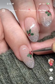 Christmas Nails Metallic, Holiday Nail Art Christmas, Christmas Nails Holly, Christmas Nails Design Holiday, Christmas Nails Aesthetic, Elf Nails, Green Christmas Nail Designs, Christmas Nails Green, Festive Nails Christmas