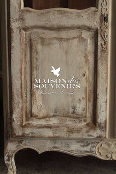 an old white wooden frame with the words maison de souvenirs written on it