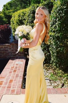 This vibrant mermaid-style gown combines elegance with a bold use of color, available in striking shades of yellow, royal blue, or green satin. A stylish choice suitable for both evening dresses and formal dresses, with its sleek V-neckline that adds sophistication to its fitted, sleeveless bodice, while the mermaid silhouette hugs the figure beautifully, flaring out gracefully as it reaches floor length. A lace-up back not only provides an adjustable fit but also adds a romantic touch to the de Yellow Mermaid, Rustic Wedding Gowns, Lavender Prom Dresses, Bodycon Dress Homecoming, Yellow Prom, Tiered Prom Dress, Prom Dress Trends, Prom Dress Inspo, Long Party Dress