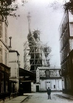 an old black and white photo of the statue of liberty under construction in new york city