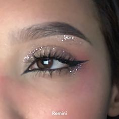 Makeup Inspo Birthday, Y2k Glitter Makeup, Glitter Liner Eye Makeup, Euphoria Makeup Looks, Eye Makeup Glitter, Sparkle Makeup, Concert Makeup, 20 Makeup