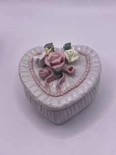 Vintage Heart Shaped Trinket Box Roses Accents Porcelain Ring Holder Fancy. Condition is Used. Shipped with USPS First Class. Heart Jewelry Box Ceramic, Ceramic Jewelry Boxes, Vintage Trinket Dish, Mini Clay House, Vintage Trinket Boxes, Coquette Ceramics, Ceramics Jewelry Holder, Coquette Trinkets, Clay Box Ideas Ceramics