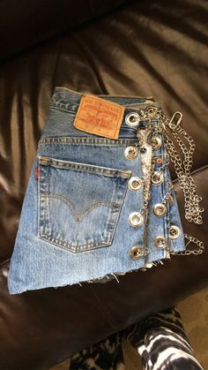 Cute levis Fashion Trends 2025 Spring Summer Women, Custom Clothes Diy, Denim Corset Outfit, Customized Jeans, Reworked Clothes, Denim Diy Clothes, Upcycling Jeans, Diy Cut Shirts, Sew Ideas