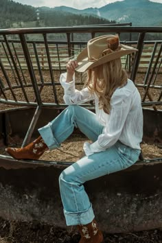 Cowboy Boots And Hat Outfit Women, Suede Hat Outfit, Womens Cowboy Hat Outfit, Cowboy Hat Aesthetic Outfit, Cowboy Hat Women Outfit, Beige Cowboy Hat Outfit, How To Style A Cowboy Hat Women, Tan Cowboy Hat Outfit, Cowboy Hat Outfits Woman