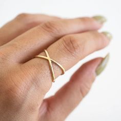 Gold Criss Cross Ring, Criss Cross Ring Designs, Criss Cross Rings For Women, Gold Ring Ideas For Women, Simple Ring Design, Ring Redesign, Jewelry Rings Unique, Hand Jewelry Rings