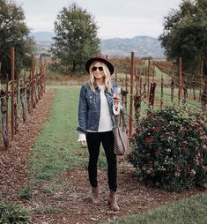 Spring Country Outfits, Vineyard Photoshoot, Cali Outfits, Wine Country Outfit, Wine Tour Outfit, Napa Outfit, Winery Outfit Summer, Trail Outfits, Vineyard Outfit