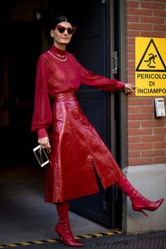 Attendees at Milan Fashion Week Spring 2018 - Street Fashion. Women’s Fashion | #MichaelLouis - www.MichaelLouis.com #streetfashion Fashion Trend Inspiration, Street Style 2018, Woman In Red, Milan Fashion Week Street Style, Damen Outfit, Giovanna Battaglia, Fashion Blogger Style, 50 Style