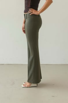 low waist suit trousers | large | Confidante Womens Fitted Suit, Mixer Outfits Women, Low Waisted Trousers, Dress Like A Parisian, Cute Professional Outfits, Large Belt, Low Rise Pants, Business Outfits Women, Stylish Work Attire