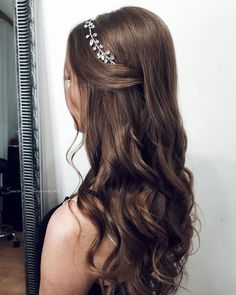 Side Part Sleek Hair, Edgy Wedding Hairstyles, Wavy Hair With Headband, Bridesmaid Hairstyles Dark Hair, Curled Hairstyles For Medium Hair, Bridesmaid Hairstyle, Trendy We Fryzurach, Engagement Hairstyles, Simple Prom Hair