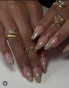 minimalist gold nail french tips almond Formal Nails, Girly Acrylic Nails, Classy Nails, Funky Nails, Makati, Chic Nails, Best Acrylic Nails, Long Acrylic Nails, Gold Nails