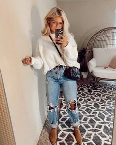 Easy Fall Outfits To Put Together, Old Fashion Trends Coming Back, Everyday Jeans Outfit Casual, New Mom Fall Outfits, Casual Fall Outfits With Jeans, Casual Christmas Brunch Outfit, Bbq Dinner Outfit Ideas, Cute Fall Inspo Outfits, Fall Dressy Outfits Women Classy