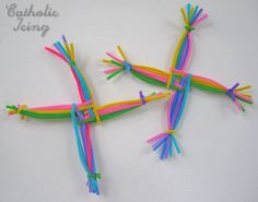 two colorful lizards made out of yarn on a white surface with the words rattlelle jeling written above them