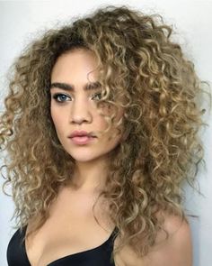 Kręcony Bob, Short Layered Curly Hair, Layered Curly Haircuts, Trendy We Fryzurach, Layered Curly Hair, Framing Layers, Layered Hairstyles, Wavy Haircuts, Haircuts For Curly Hair