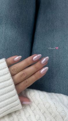 Clean Girl Nails Almond Short, Neutral Nails For Photoshoot, Light Pink Glazed Donut Nails, Clean Girl Fall Nails, Nails For Marriage, Winter Nails Round, Natural Shellac Nails, Clean Girl Nails Short, Cute Engagement Nails