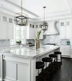 Interior Boho, Kabinet Dapur, Smart Tiles, Kitchen Cabinets Decor, Kitchen Cabinets Makeover, Classic Kitchen, Marble Counter, White Kitchen Design, Transitional Kitchen