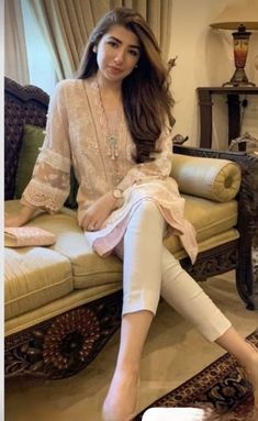 Peach Outfit Ideas, Vmas Red Carpet Outfit, Vmas Red Carpet, Pakistani Party Wear Dresses, Celebrity Casual Outfits, Casual Indian Fashion, Pakistani Fancy Dresses, Pakistani Dresses Casual