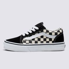 The Iconic Shoe that Brought our Sidestripe to Life: This is the Old SkoolThe Old Skool was our first footwear design to showcase the famous Vans Sidestripe—although back then, it was just a simple doodle drawn by founder Paul Van Doren. Since its debut in 1977, this low-top silhouette has established itself as an icon in the skate, music, and fashion scenes. From 90s street skaters and punks to current hip hop and fashion legends, the Old Skool has consistently been the go-to shoe for creatives Street Skater, Cute Vans, Black White Shoes, Vans Store, Footwear Design, Van Doren, Vans Kids, Black And White Shoes, 5 Kids