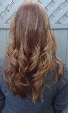 perfect curls Ginger Blonde Hair, Reddish Blonde Hair, Fabulous Hair, Dark Blonde Hair, Long Blonde, Junior Year, Long Wavy Hair, Strawberry Blonde, Love Hair