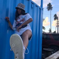 Blue Bucket Hat Outfit, Bucket Hat Outfit Ideas, Bucket Hat Inspo, Indie Pics, Hat Outfit Ideas, Jojo Pose, Club Branding, Gen Alpha