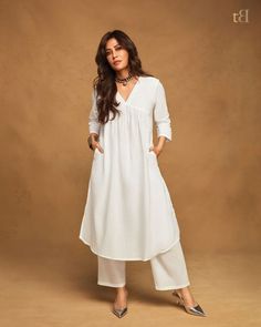 trueBrowns on Instagram: "A summer collection is incomplete without a classic white! That one crisp white kurta pant set made in the comfiest fabric becomes your go-to outfit for the warmer months. Not just soothing to the eyes, but soothing on your skin as well. @chitrangda wanted to create a white set that will be a no-brainer for all. A subsequent line of white cotton sets was also made so that there's one for every mood. In frame: White Dobby Flared Slit Kurta Pant Set 𝘚𝘢𝘢𝘥𝘨𝘪 | Summer' Stylish Kurtis Design, Trendy Outfits Indian, Kurta Pant Set, Kurta Style, Simple Kurta Designs, Kurti Patterns, Simple Kurti Designs, Kurti Designs Latest, Casual Indian Fashion