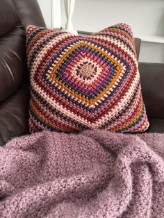 a crochet pillow with the text how to crochet a scrappy moss stitch pillow