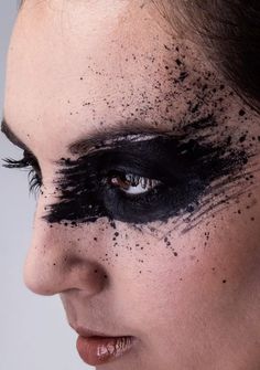 Thorn Makeup, Mascarade Makeup, Extreme Makeup Looks, Crow Makeup, Futuristic Makeup, Black And White Makeup, Black Eye Makeup, Extreme Makeup, Performance Makeup