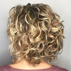 Blonde Balayage Bob, Obličejové Masky, Curly Hair Photos, Medium Curly Hair Styles, Short Curly Bob, Haircuts For Curly Hair, Penteado Cabelo Curto, Curly Bob Hairstyles, Hair Photo