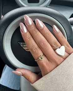 Nails 2023 Trends Summer Chrome, Chrome Nails 2023 Trends, Rose Pearl Nails, Rose Pink Chrome Nails, Bride Nails 2023, Rose Gold Wedding Nails For Bride, Manicure Summer 2023, Summer 2023 Nail Color Trends, Summer Bridal Nails