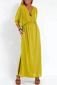 This elegant long dress features a deep V-neck, half sleeves, and a dramatic side split with pleat detailing. The flowing silhouette combines sophistication with a hint of allure, making it perfect for formal events or outings. Graceful and striking. Details: Elasticity: Non Stretch Fabric Type: POLYESTER Silhouette: A-LINE Neckline: V-Neck Material: POLYESTER Size (IN) Bust Size (in) Length (in) S 45.7 51.2 M 47.6 51.6 L 49.6 52.0 XL 51.6 52.4 XXL 53.5 52.8 3XL 55.5 53.1 4XL 58.7 53.7 5XL 61.8 Stile Casual Chic, Boho Chique, Glamour Vintage, Split Long Dress, Loose Maxi Dress, Jeans Cargo, Neckline Dress, Maxi Robes, Vestidos Vintage