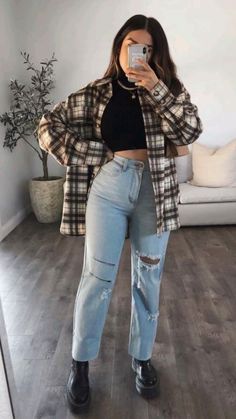 Spine Tattoo and Ripped Jeans: A Bold Fashion Statement Winter Fashion Outfits Casual, Pastel Outfit, Teenage Girl Outfit, Trendy Fall Outfits, Causual Outfits, Trendy Fall, Plaid Jacket, Cute Simple Outfits, Outfit Inspo Fall