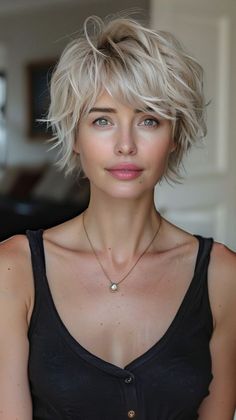 Get inspired with these 23 short hairstyles for women over 40. These trendy pixie cuts and short bobs will make you look and feel fabulous. Click the link to explore these amazing cuts and save your favorites for later! Short Cuts For Wavy Hair, Short Wavy Hairstyles For Women, Growing Hair, Short Choppy Hair, Hair Affair