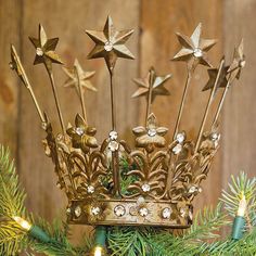 The Victoria Crown Tree Topper is the perfect way to top off your holiday decor. This unique crown is crafted of metal and features elegant ornate details with a luxurious gold finish. Its grand style will help you express your holiday cheer and dazzle your guests. Unique Tree Toppers, Olive And Cocoa, Luxury Christmas Tree, Cocoa Gift, Diy Christmas Tree Topper, Gift Drawing, Unique Christmas Decorations, Easy Christmas Gifts, Stained Glass Christmas