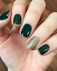 Green Gel Acrylic Nails, New Years Eve Gel Nail Designs, Deep Green Nails With Gold, Dip Nail Ideas Green, Toes Nails Christmas, Gel Nails Ideas Short Simple Winter, Christmas Gel Polish Nails, March Sns Nails, Christmas Nails Gold And Green