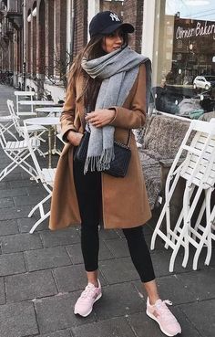 Vinter Mode Outfits, Tan Coat, Classy Winter Outfits, Chic Winter Outfits, Stylish Scarves, Ranveer Singh, Urban Street Style, Autumn Street Style, Casual Winter Outfits