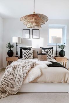 There are so many different ways to create your unique bedroom, and the best ways are the ones that personalize your room to you. We want your bedroom to be a sanctuary – a place where you can destress and escape from your daily routine. Man Home Decor, Organization Closet, Closet Aesthetic, Tiny Bedrooms, Bedroom Organization, Interior Modern, Boho Design, Small Room Bedroom, Closet Ideas