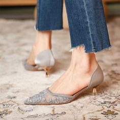 Crystal Elegant Pointed Toe Medium Heel Pumps Party High Heels, Design Moda, Casual Flat Shoes, Bead Pattern, Gold Shoes, Beige Shoes, Pointed Toe Shoes, Silver Shoes, Shoes Pumps