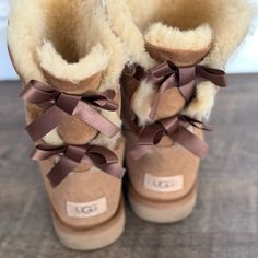 Lightly Worn, Great Condition Ugh Boots With Bows, Ugg Bow, Ugg Boots With Bows, Cute Uggs, Ugh Boots, Pretty Sneakers, Christmas Shoes, Bow Boots, Shoes Ugg