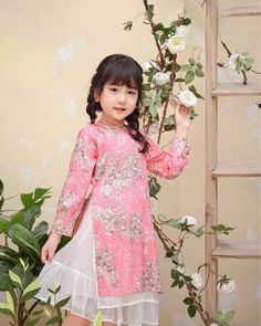 Girl Modern Vietnamese Ao Dai Cach Tan (áo dài bé gai), Kids Vietnamese traditional dress Color: light red with peach skirt Fabric: silk with floral designs Age Wgt(kg/lb) Height(cm/in)Chest (cm/in) 110-12/22-26 80/31.5 51-53/20-20.8 212-14/26-30 90/35 53-55/20.8-21.6 314-16/30-35 98/38.5 54-56/21.3-22 416-18/35-39 104/41 55-57/21.6-22.4 518-21/39-46 110/43 56-58/22-22.8 621-23/46-50 116/45.5 57-59/22.4-23.2 723-26/50-57 122/48 58-62/22.8-24.4 826-29/50-64 128/50 61-65/24-25.5 929-32/64-70 134/5 Traditional Cheongsam For Spring Festivals, Traditional Spring Festival Cheongsam, Spring Festival Traditional Cheongsam, Traditional Festive Spring Cheongsam, Spring Festive Traditional Cheongsam, Festive Pink Ao Dai, Elsa Theme, Vietnamese Ao Dai, Peach Skirt