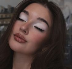 Winter Rave Makeup, Brown And White Eyeshadow, White Party Makeup, Cool Toned Eyeshadow Looks, Makeup White Eyeshadow, Dark Eyes Makeup, White Eyeshadow Makeup, White Eyeshadow Looks, Winter Makeup Looks