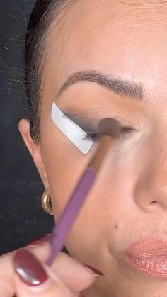 Saïda Boubellal | EYE LINER PAUPIÈRES TOMBANTES Makeup paupières tombantes, tutoriel liner fumé #makeup #makeuptutorial #tutorials #eyeliner... | Instagram Makeup Wrinkles, Halo Eyes, Eye Makeup Guide, Makeup Tips Eyeshadow, Hooded Eye Makeup Tutorial, New Makeup Ideas, Makeup Tips For Older Women