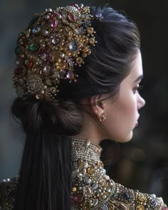 Curvy Alternative Fashion, Jeweled Hair Comb, Jeweled Hair, Ariana Grande Hair, Crown Aesthetic, Neck Pieces Jewelry, Bridal Hair Buns, Headpiece Jewelry