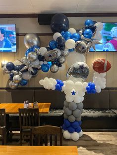 Dallas Cowboys balloon sculpture of quarter back Dallas Cowboys Backdrop, Happy Birthday Dallas Cowboys, Dallas Cowboys Party Ideas, Dallas Cowboys Happy Birthday, Cowboys Thanksgiving, Balloon Football, Dallas Cowboys Birthday Party, Cowboys Cake, Dallas Cowboys Cake