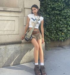 Trendy Indie Outfits, 90s Style Summer Mini Skirt, Grunge Summer Mini Denim Skirt, Summer Streetwear Mini Cargo Skirt, Model Outfit Ideas, Summer Grunge Mini Skirt, Summer Streetwear Mini Skirt Shorts, Low Rise Skirt, Pose Fotografi