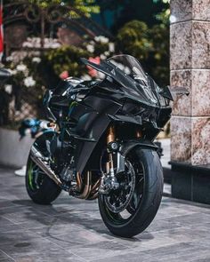 a black motorcycle parked in front of a building