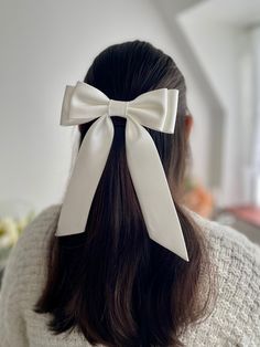 Premium quality duchess satin slim hair bow with tails in ivory and white. This stylish hair bow is an ideal hair accessory for wearing as a bridal bow, to a special occasion or even everyday wear. 🎁It will also make a great "gift for girl." They are handmade with love and care from  high quality fabric in our studio in England. 📍Available in different attachments: ✅Barrette  ✅Comb Slide ✅Alligator Clip ✅Elastic band 📍If you need this in a different attachment that isn't listed, please feel f Bridal Bow, Duchess Satin, Double Bow, Ivory Bridal, Wedding Bows, Silk Hair, Head Accessories, Stylish Hair, Hen Party