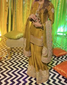 Pakistani Wedding Dresses Sisters Barat Simple, Mehndi Dresses For Bride Sister, Barat Dresses Pakistani For Sisters, Pre Wedding Outfit Ideas, Mayun Outfit, Jeans Casual Outfit, Wedding Outfit Ideas, Casual Outfit Summer, Wedding Dresses Ideas