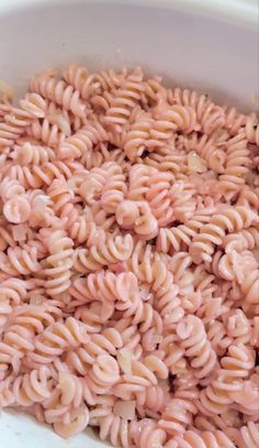 Pink rotini pasta in a serving bowl. Food Science Experiments, Pink Pasta, Valentines Party Food, Galentines Day Ideas, Family Dinner Night, Galentines Party, Valentine Dinner