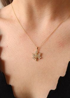 Maple Leaf Pendant, Gold Necklace Pendant Design, Nature-inspired Gold Diamond Jewelry, Pendent Design, Simplistic Jewelry, Jewellery Elegant, Jewelry Necklace Simple, Unique Gold Jewelry Designs, Neck Pieces Jewelry