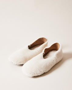 Cocoon Shearling Slipper with soft leather sole. Farmhouse Pottery, Shearling Slippers, Sock Knitting Patterns, Wool Wash, Moccasins Slippers, Stylish Shoes, White Enamel, Slide Slipper, Cute Fashion